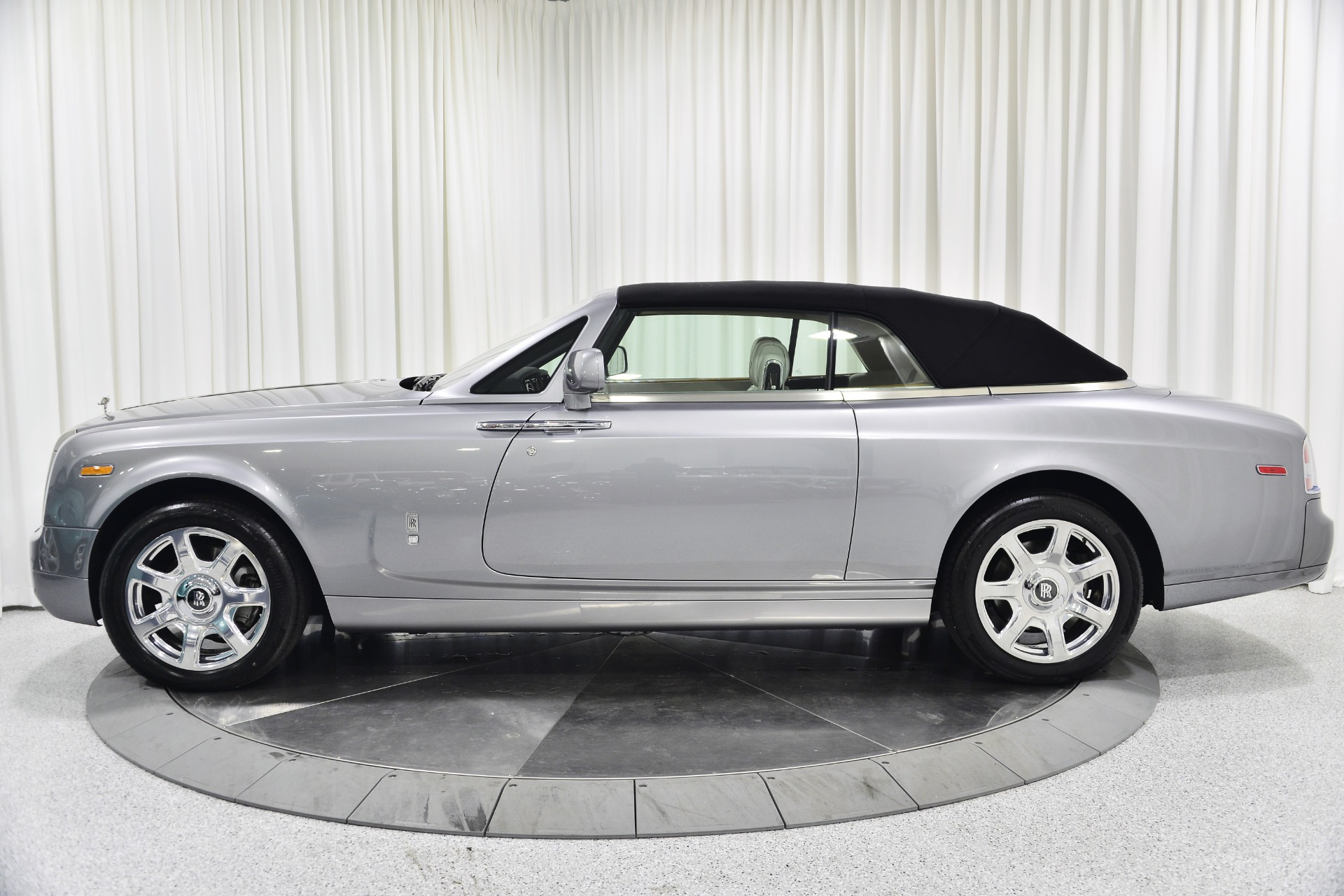 Ngắm bộ đôi RollsRoyce Phantom Drophead Coupe độc ​​nhất Việt Nam